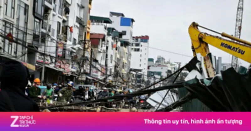 Cột Điện Bất Ngờ Đổ Chắn Ngang Đường La Thành, Giao Thông Ùn ứ Kéo Dài