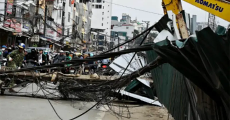 Cột điện đổ chắn ngang phố Hà Nội: Sự cố đáng lo ngại về an toàn đô thị