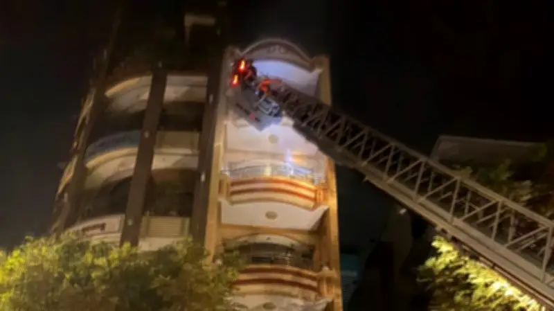 Cứu 5 người mắc kẹt trong vụ cháy nhà ở trung tâm TP.HCM