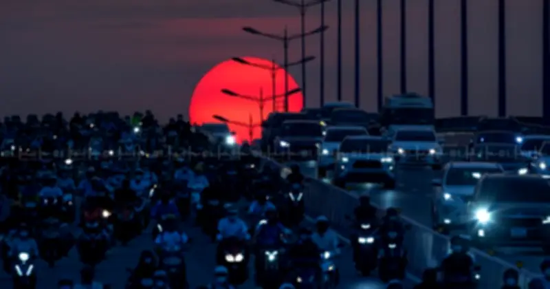 Cầu bộ hành metro TP.HCM trở thành điểm săn hoàng hôn 'mặt trời trứng muối' đông đúc