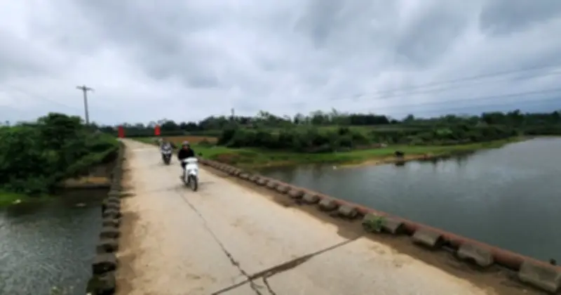Cầu Hà Rong xuống cấp nghiêm trọng: Nỗi lo thường trực của người dân vượt sông Tiêm