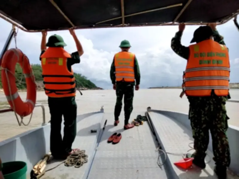 Cứu hộ thành công 5 thuyền viên trên tàu bị sự cố phả nước chìm trên biển