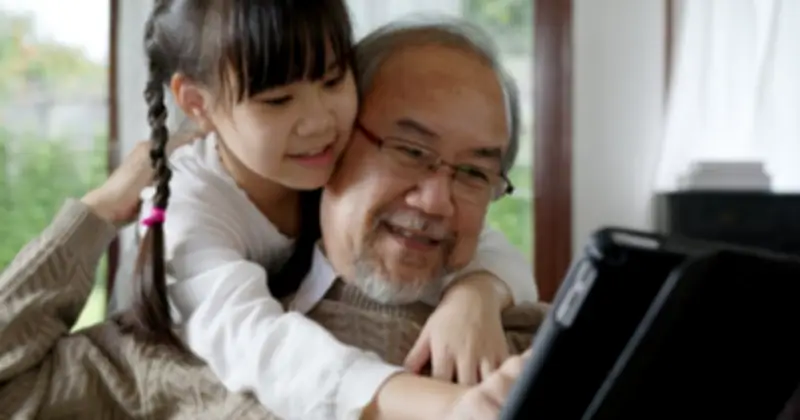 Câu hỏi tâm lý gia đình gây tranh cãi: Cha mẹ về già thường nhờ người con nào chăm sóc?