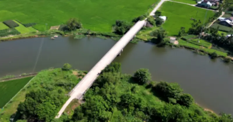 Cầu hơn 51 tỷ đồng xây 6 năm vẫn 'nằm chờ' đường dẫn, người dân bức xúc