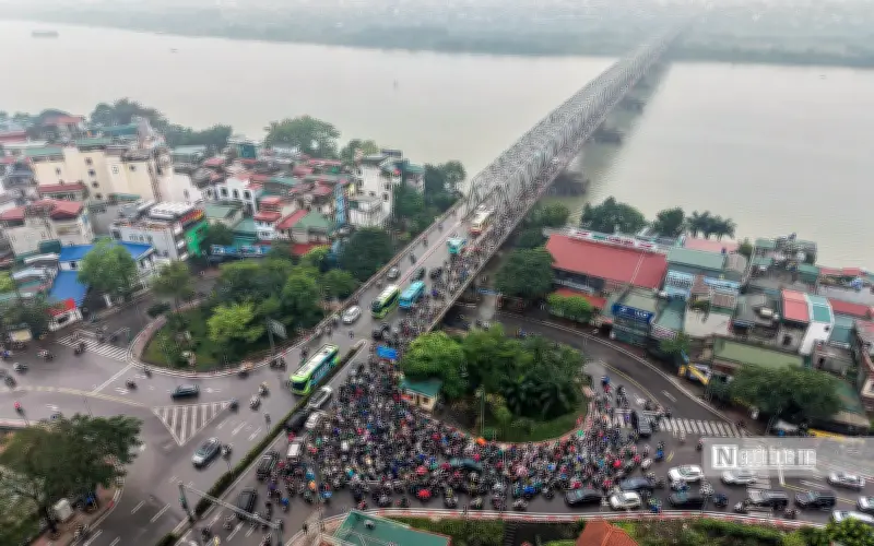 Cầu Long Biên cấm phương tiện sửa chữa, giao thông ùn tắc nghiêm trọng ở Hà Nội