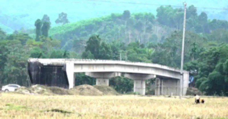 Cầu Mới Xây Xong Nhưng Không Có Đường Dẫn, Dân Vẫn Phải Đi Cầu Treo Nguy Hiểm