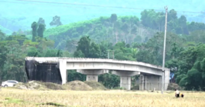 Cầu Na Phày - Đỏn Chám hoàn thành nhưng 'đắp chiếu' vì thiếu đường dẫn, người dân ngao ngán