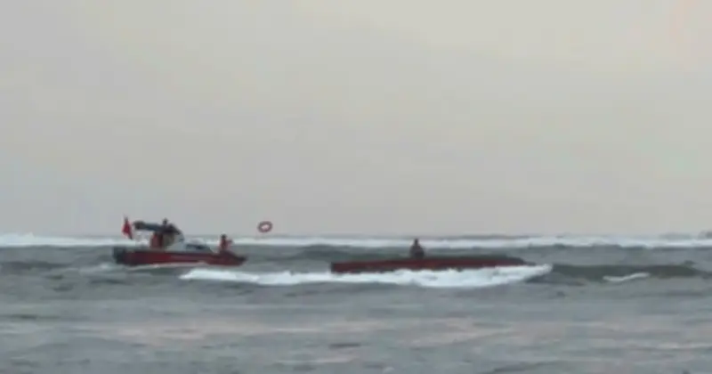 Cứu nạn thành công 5 ngư dân khi tàu cá bị lật tại cửa Nhật Lệ, Quảng Trị