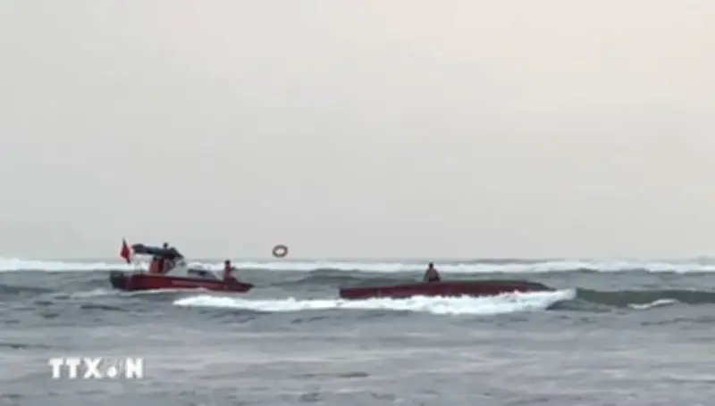 Cứu nạn thành công 5 ngư dân trên tàu cá bị lật khi đang vào cửa biển Nhật Lệ