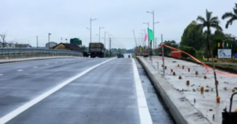 Cầu qua sông Như Ý tại Huế thông xe nhưng vẫn dang dở, thiếu lan can an toàn