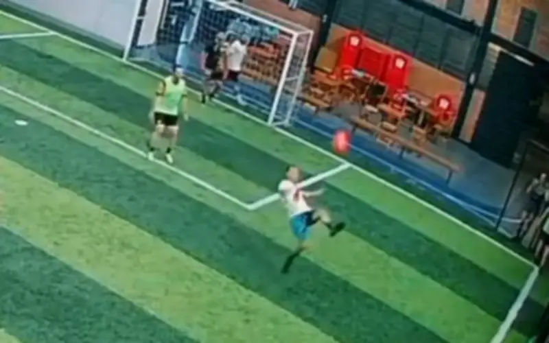 Cầu thủ bất tỉnh sau cú sút xe đạp chổng ngược nguy hiểm trên sân bóng