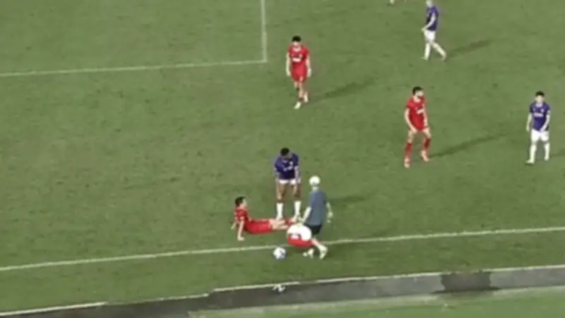 Cầu thủ Hà Nội FC bị đuổi vì kéo lê đối thủ khỏi sân trong trận derby thủ đô