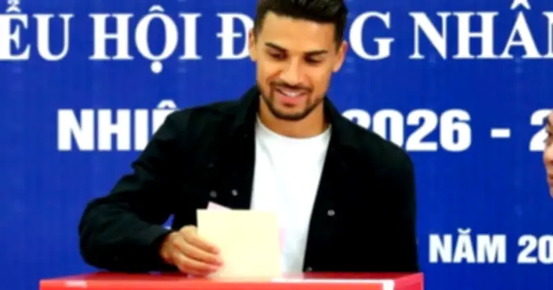 Cầu thủ Đỗ Hoàng Hên thực hiện quyền công dân, tham gia bầu cử Quốc hội