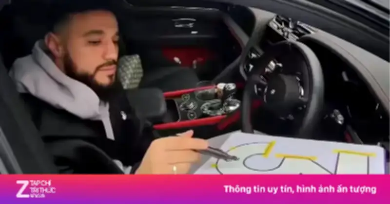 Cầu thủ MU Mazraoui gây bão với nét ký nguệch ngoạc, nghi ngờ dân buôn chữ ký