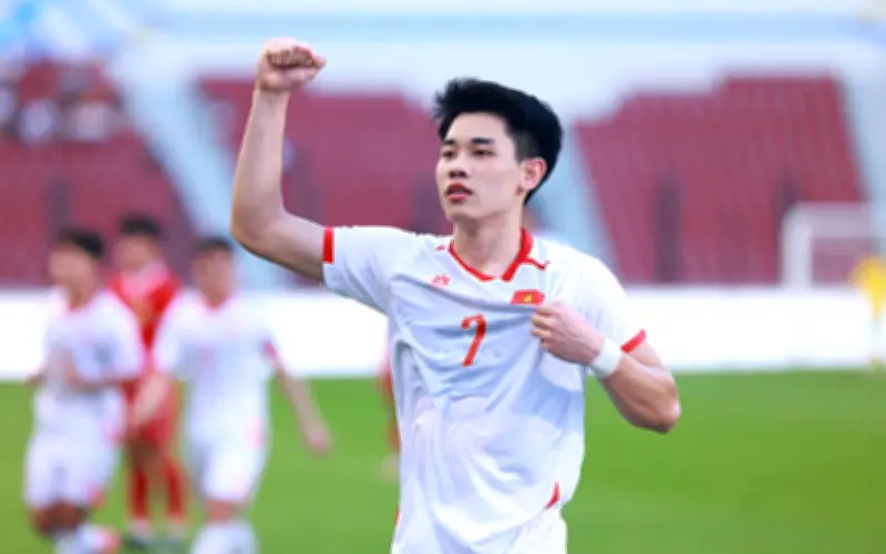 Cầu thủ Đình Bắc nhận tin vui cùng Hòa Minzy, hạnh phúc nói một điều