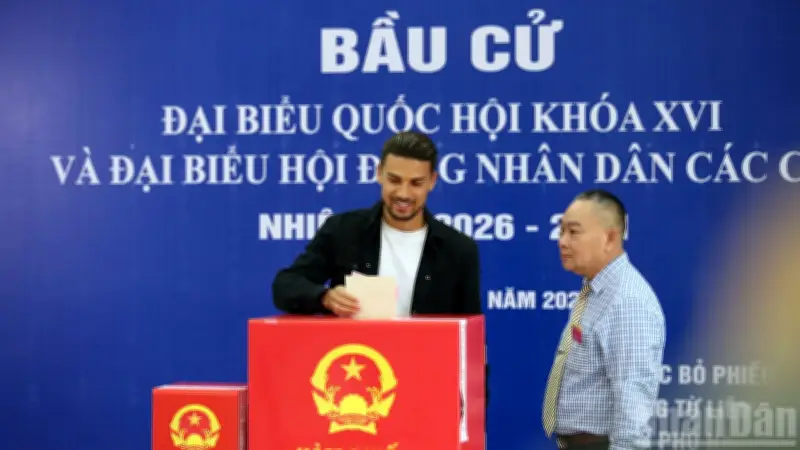 Cầu thủ nhập tịch Đỗ Hoàng Hên lần đầu bỏ phiếu bầu cử tại Hà Nội