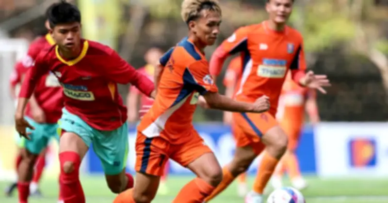 Cầu thủ sinh viên với mái tóc vàng và khuyên tai: Từ giấc mơ chuyên nghiệp đến niềm vui thuần túy trên sân cỏ