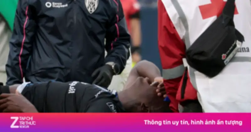 Cầu thủ trẻ gãy gập chân trong pha vào bóng thô bạo tại giải VĐQG Ecuador