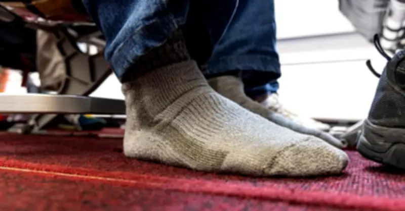 Cựu tiếp viên tiết lộ lý do không nên tháo tất khi đi máy bay