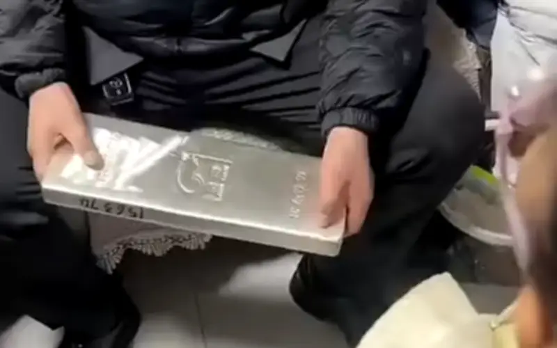 Cậu tặng cháu gái 5 tuổi thỏi bạc 15kg, sau đó đổi thành món nhỏ hơn vì lo ngại