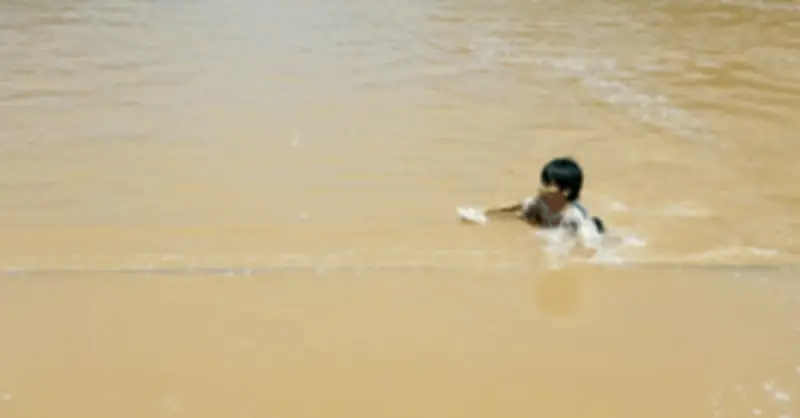 Cầu treo chậm tiến độ, người dân liều mình qua sông bằng bè tự chế