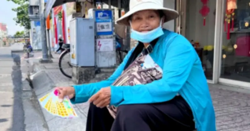 Cuộc sống mưu sinh của bà lão 72 tuổi bán vé số giữa Sài Gòn phồn hoa