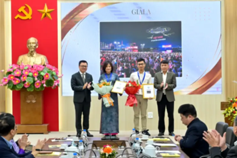 Cuộc thi 'Việt Nam trên hành trình đổi mới' trao giải cho 22 tác phẩm xuất sắc