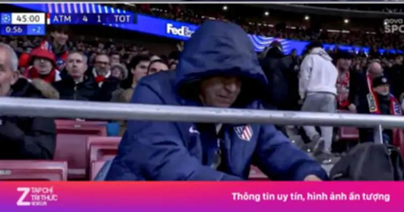 CĐV Atletico Madrid ung dung làm bánh mì trên khán đài khi đội nhà dẫn trước Tottenham 4-1