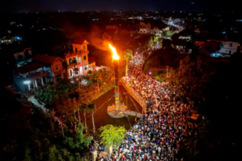 Cây đuốc khổng lồ cao hơn 10 mét rực cháy trong đêm hội ở Hà Nội