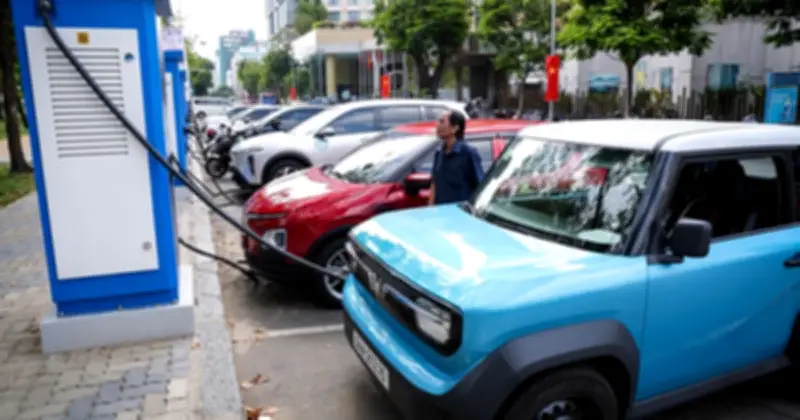 Dư địa giảm sốc giá xăng dầu: Giải pháp từ Quỹ bình ổn và xu hướng xe điện