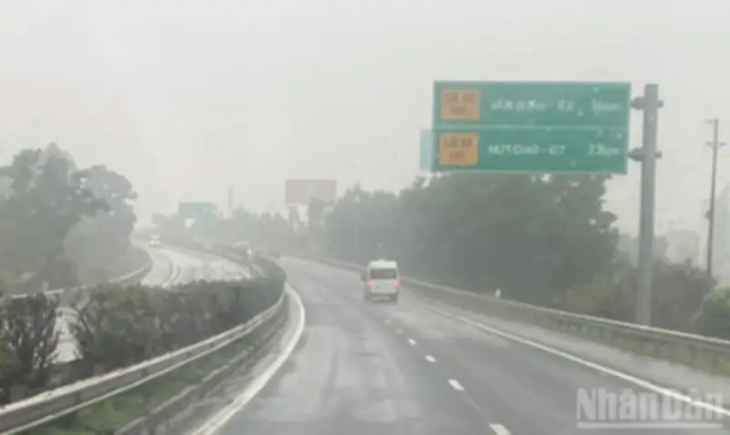 Dự báo thời tiết 13/3: Hà Nội nắng nhẹ, TP.HCM mưa dông chiều tối