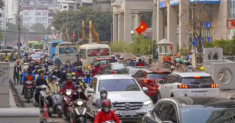 Dự án mở rộng đường Nguyễn Tuân chậm tiến độ, người dân ngột ngạt vì bụi bặm