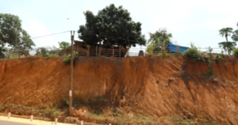 Dự án đường Đồng Nai hạ cốt, nhà dân chênh vênh bên mép vực sâu nguy hiểm