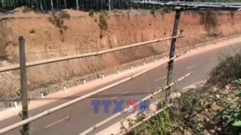 Dự án đường Đồng Nai: Nhà dân 'cheo leo' trên mép vực do hạ cốt nền quá cao