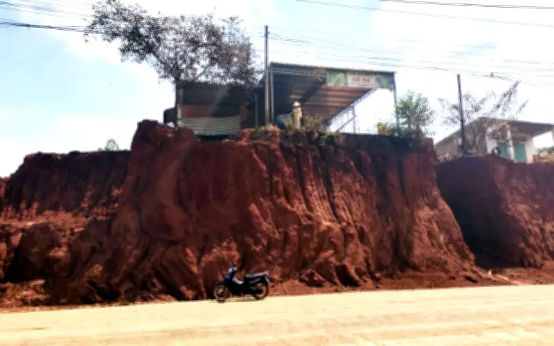 Dự án nâng cấp đường ĐT 753: Nhà dân cheo leo bên vách đất sau khi hạ cốt nền