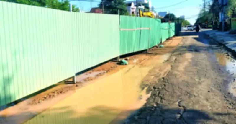 Dự án trăm tỉ thoát nước Đà Nẵng 'đắp chiếu', người dân khổ vì rào chắn kéo dài