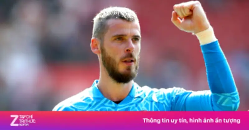 De Gea động viên thủ môn trẻ Kinsky sau pha thay người gây tranh cãi của Tottenham