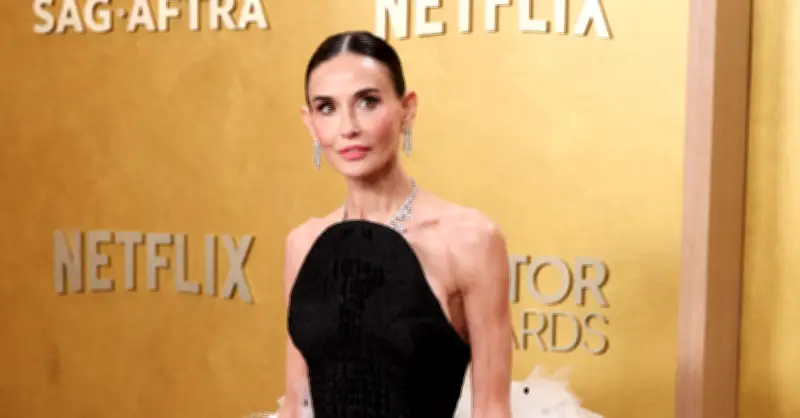 Diễn viên ba đời chồng khoe lưng trần gợi cảm ở tuổi 64