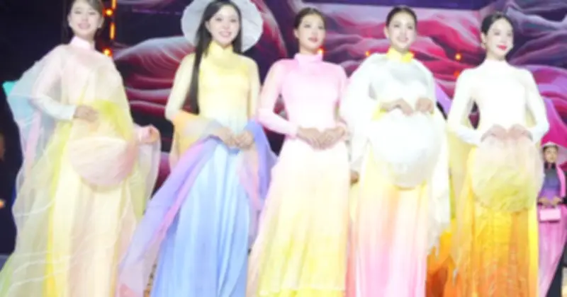 Dàn mỹ nhân rực rỡ khoe sắc tại đêm nghệ thuật Áo dài TP.HCM 2026