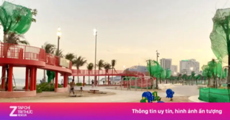 Dọn sạch hàng trăm tấn cát bay 'xâm chiếm' công viên nghìn tỷ Thùy Vân ở Vũng Tàu