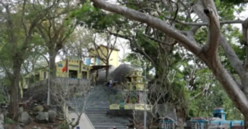 Dấu chân bí ẩn in sâu vào đá trên núi ở TP.HCM khiến nhiều người tò mò