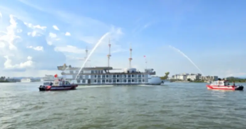 Du khách Hạ Long bất ngờ chứng kiến cảnh diễn tập phòng cháy chữa cháy quy mô lớn trên vịnh