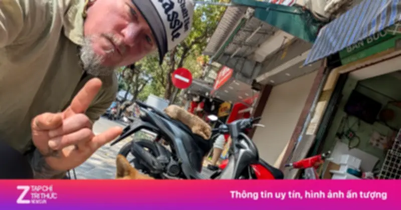 Du khách Mỹ bất ngờ nổi tiếng vì loạt ảnh selfie cùng chó mèo đường phố Việt Nam