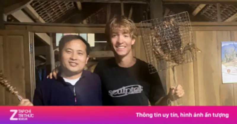 Du khách Pháp lóng ngóng chặt gà nướng tại Bản Liền, khám phá văn hóa địa phương