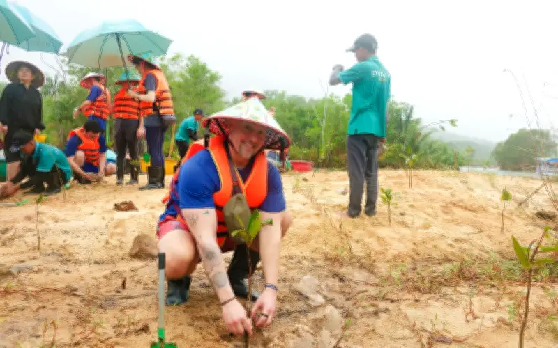 Du khách quốc tế hào hứng trải nghiệm văn hóa làng chài và trồng cây tại Phú Quốc