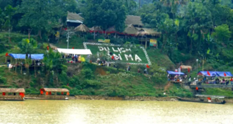 Du khách đổ về làng người Thái bên sông Chu, hái rau rừng, bắt cá suối