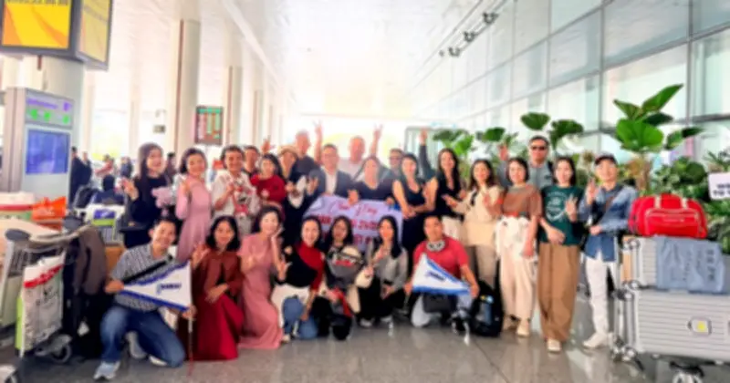 Du khách Việt vỡ òa trở về sau ngày bị kẹt do chiến sự Trung Đông