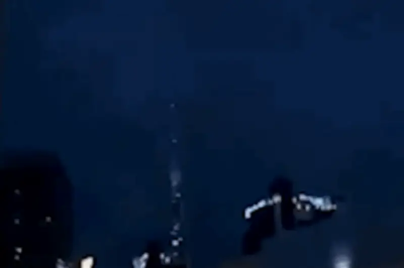 Dubai chìm trong cảnh 'ngày tận thế' khi sét đánh trúng tòa nhà cao nhất thế giới Burj Khalifa