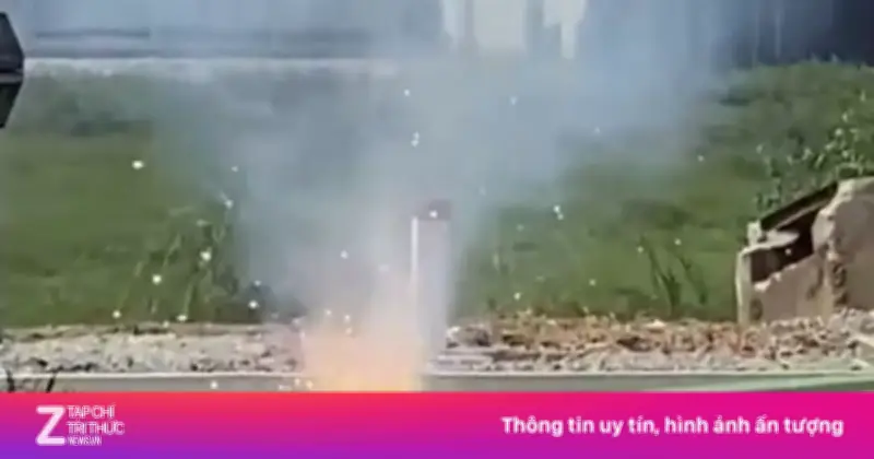 Dây điện rơi xuống đường bắn tia lửa như pháo hoa tại TP.HCM