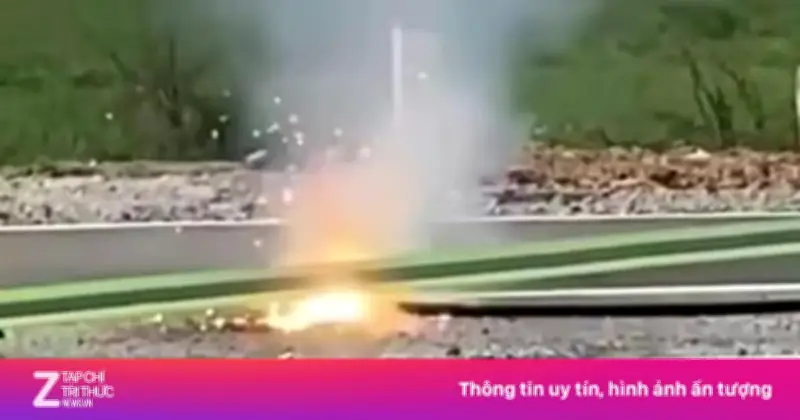 Dây điện đứt rơi xuống đường TP.HCM cháy nổ như pháo hoa, người đi đường hoảng loạn